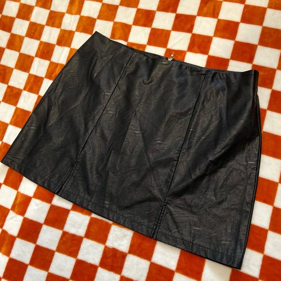 Black leather miniskirt - Picture 1 of 6